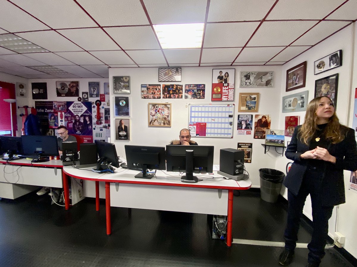 Lucbouard's tweet photo. Merci à @AlouetteRadio pour la visite des locaux de la 1ere radio régionale de France. Accueilli par Victoire et Bertrand de Villiers et leur équipe, j’ai pu constater le dynamisme de notre radio vendéenne créée en 1981, qui joue désormais dans la cour des grands. #radio #Vendee https://t.co/tuXskdOJqc