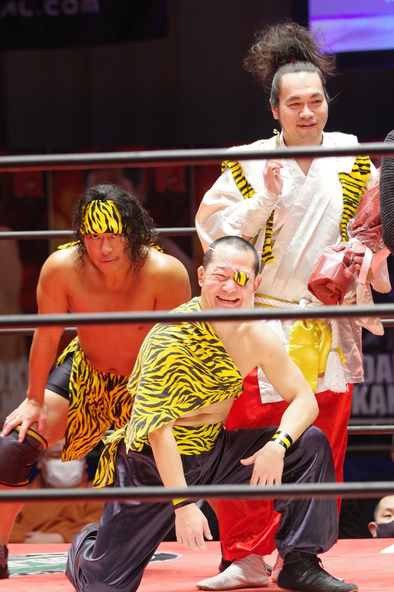 gatoken0806's tweet photo. かつて混沌とした西調布の地に嵐を巻き起こした伝説のユニット"獅子一色"、令和の世に堂々の復活。
法螺貝が鳴り、大家慶次郎、趙雲"骨"子龍、高梨岩兵衛の三傑が十余年の時を経て登場した瞬間、獅子民達はこぞって両手を上げた。
#heatuppw
#獅子一色
#styleE https://t.co/WS85Zy9xAq