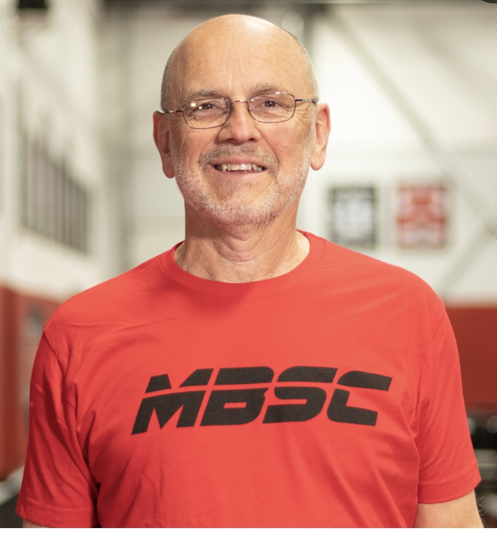 Te encuentras a estas dos personas. A quien elegirías como entrenador?
En el siguiente tuit reveló características más importantes.