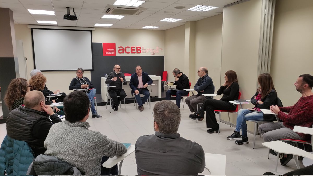 AcebBergueda's tweet photo. 👉 L'#ACEB convoca les entitats sectorials del #Berguedà per conèixer els programes de formació per a empreses per retenir el talent i millorar la competitivitat. 

▶️ Hi han assistit el secretari de @treballcat @evbonet i la directora de @fpo_continua @AriadnaRectoret https://t.co/nEDZSnZGtN