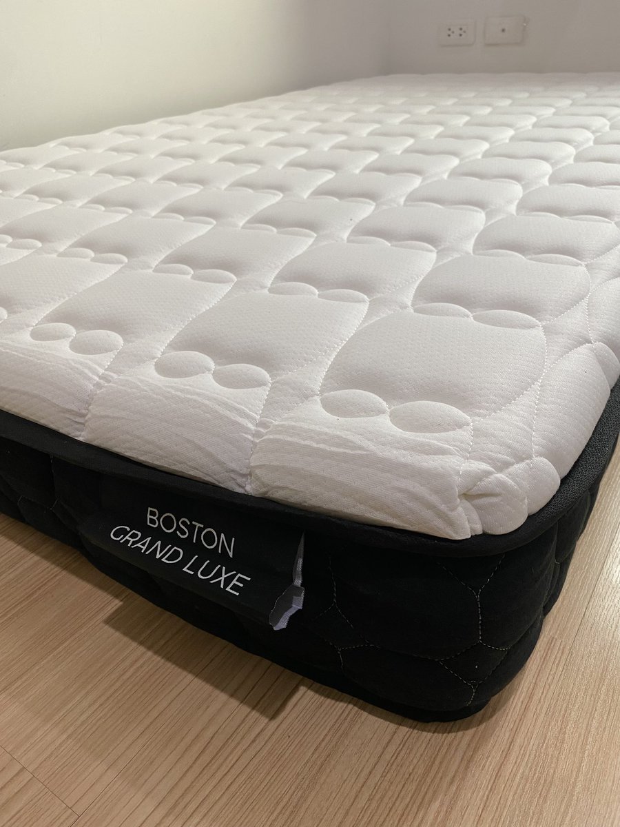 อยากมาแนะนำที่นอนสำหรับคนปวดหลังโดยเฉพาะ จากที่เราเป็นหมอนรองกระดูกทับเส้นประสาท เลยต้องหาที่นอนที่รองรับสรีระ จะได้ลดอาการปวดหลังได้ อันนี้เป็นของEmmasรุ่น Boston หนา 8 นิ้ว พอได้ลองนอนแล้วโคตรประทับใจเลย รู้งี้เปลี่ยนนานแล้ว🥺👍🏻 มันนุ่มแต่แน่นมากๆ ไม่ปวดหลังเลย สุดยอดอะ