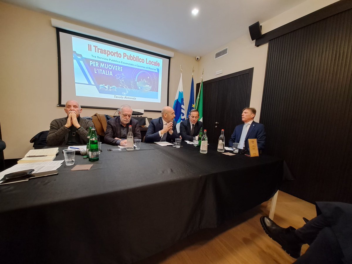 Autoferro_Ugl's tweet photo. Interviene ora @G_RIGHINITW per raccogliere le sfide lanciate nel settore, per la #regioneLazio di domani. #efficienza, #reteinfrastrutturale #inadeguata sono le #priorita' da affrontare @FmMilloch https://t.co/dHrHqWngmH