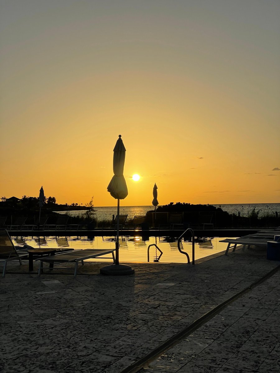 23NorthAtGIR's tweet photo. Quiet sunrises over still waters βοΈ
Be sure to make it a part of your morning strolls around Emerald Bay!
#23north #grandisleresort #sunrise #bahamas #weddingvenue https://t.co/VmJLtOi5ES