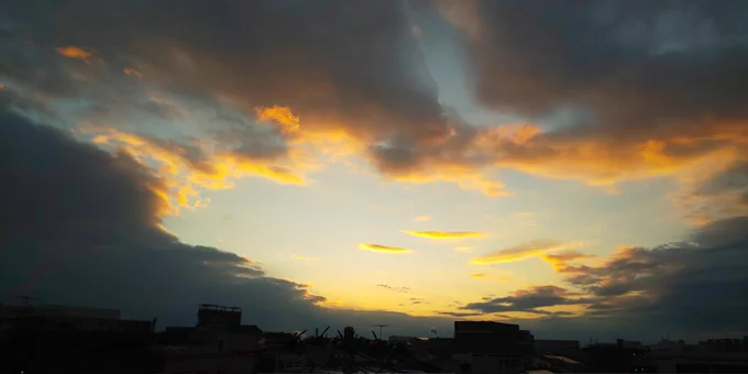 今日の朝日(1枚目)と、夕焼け  仕事の資料探して揃えて印刷して綴じて……って延々やってると、同人でコピー誌作ってた頃を思い出すよ。60Pはホチキス無理だから大型クリップだけどね。(笑)  皆さんも今日も1日お疲れさまでした