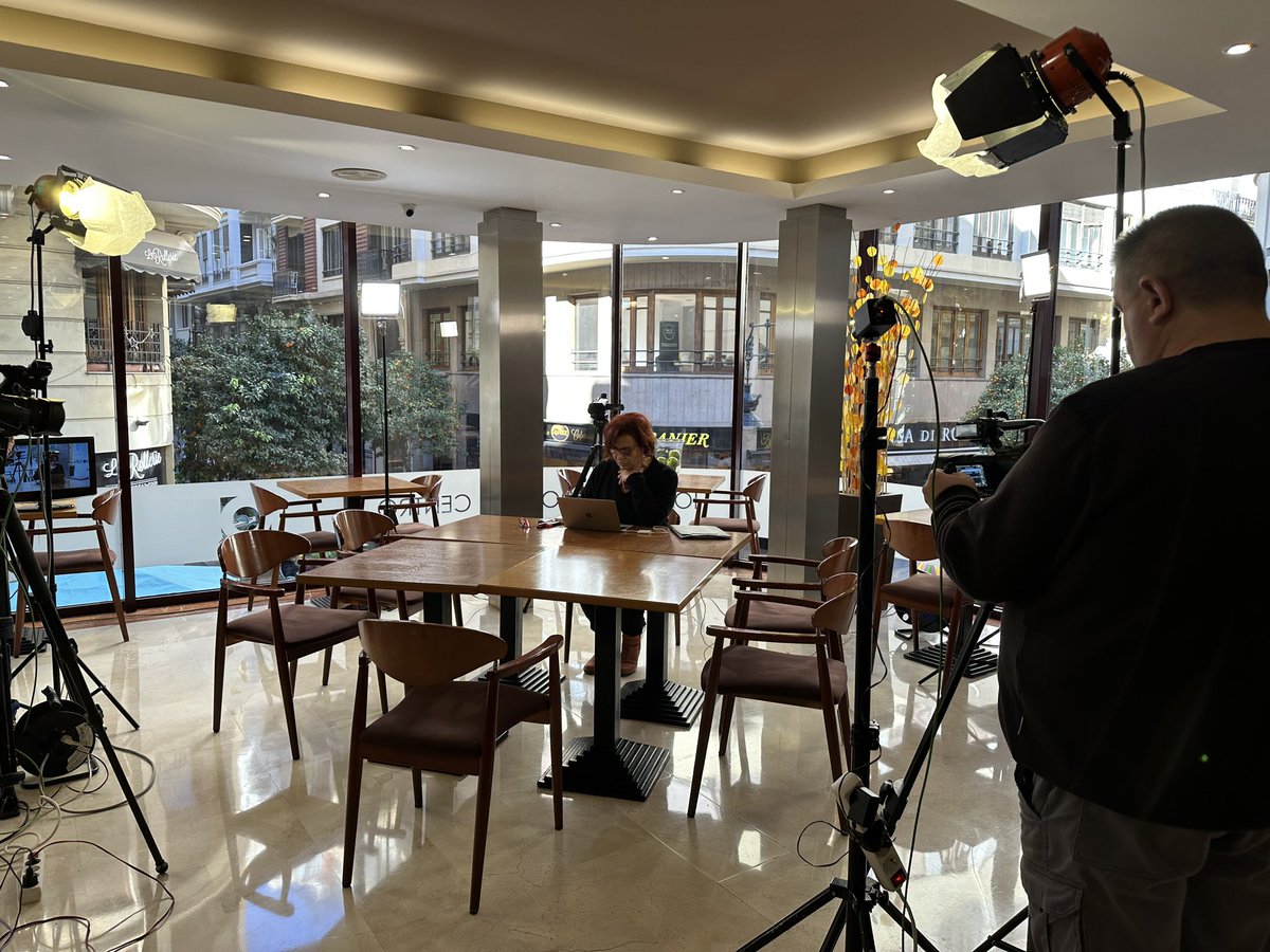 ValenciaFansLov's tweet photo. #bondia #buenosdías #goodmorning preparant/preparando #latertulia en el #hotelRHSorolla de #València https://t.co/AvA34c0HVz