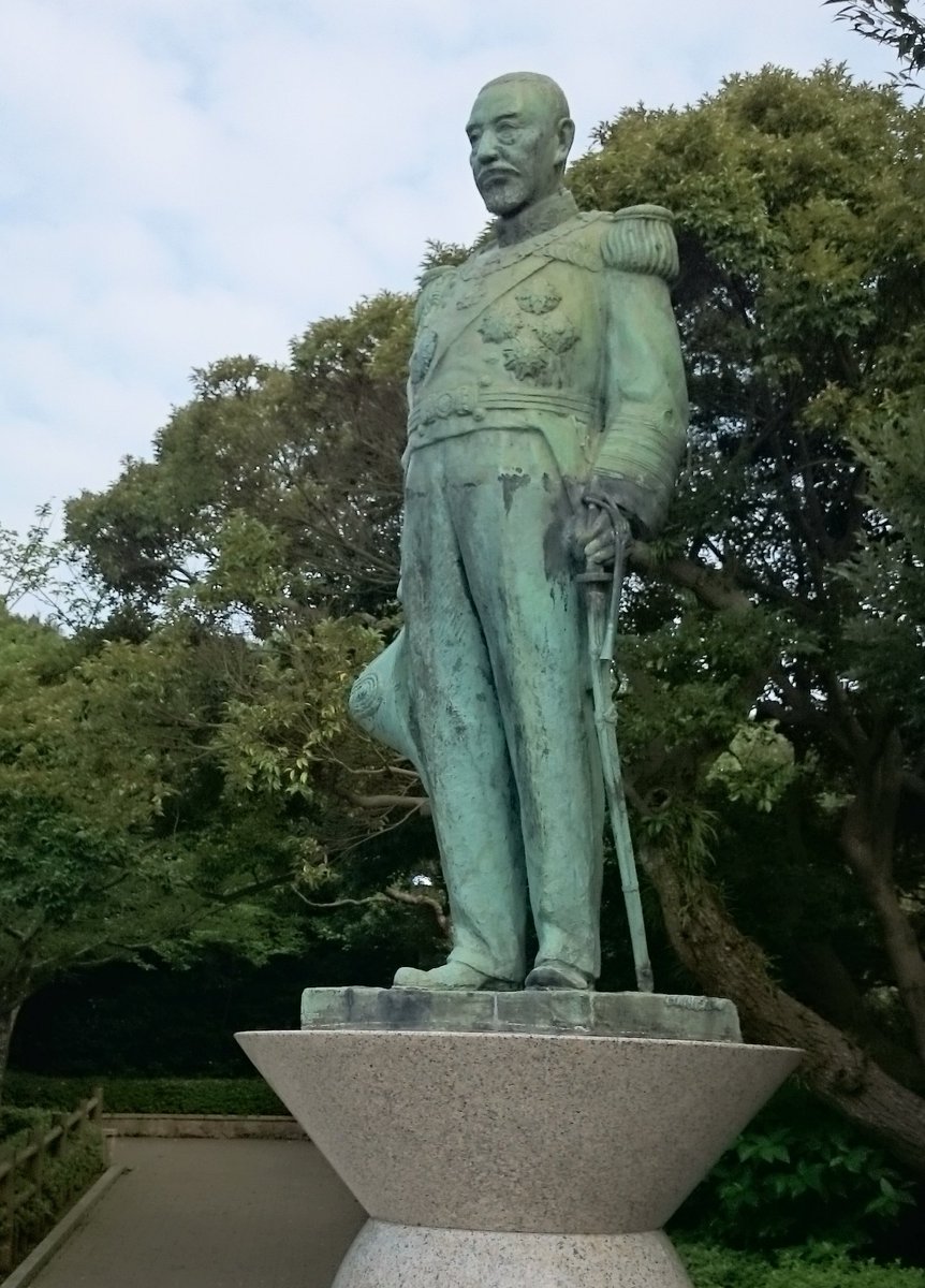 東郷平八郎の墓 多賀山公園内にあり鹿児島湾（錦江湾）を眼下に眺める