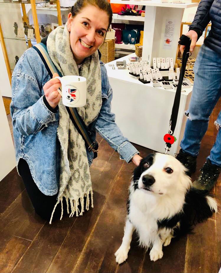 No surprises Obi is a #zakthecolliedog fan 😍

Shop here cherrydidi.com/pages/zak-the-… if you too are a fan & like to support his charities @BCTGB & #searchdogs 
#splitface #collie #zakslakelandlegacy🌈 @CherrydidiUK