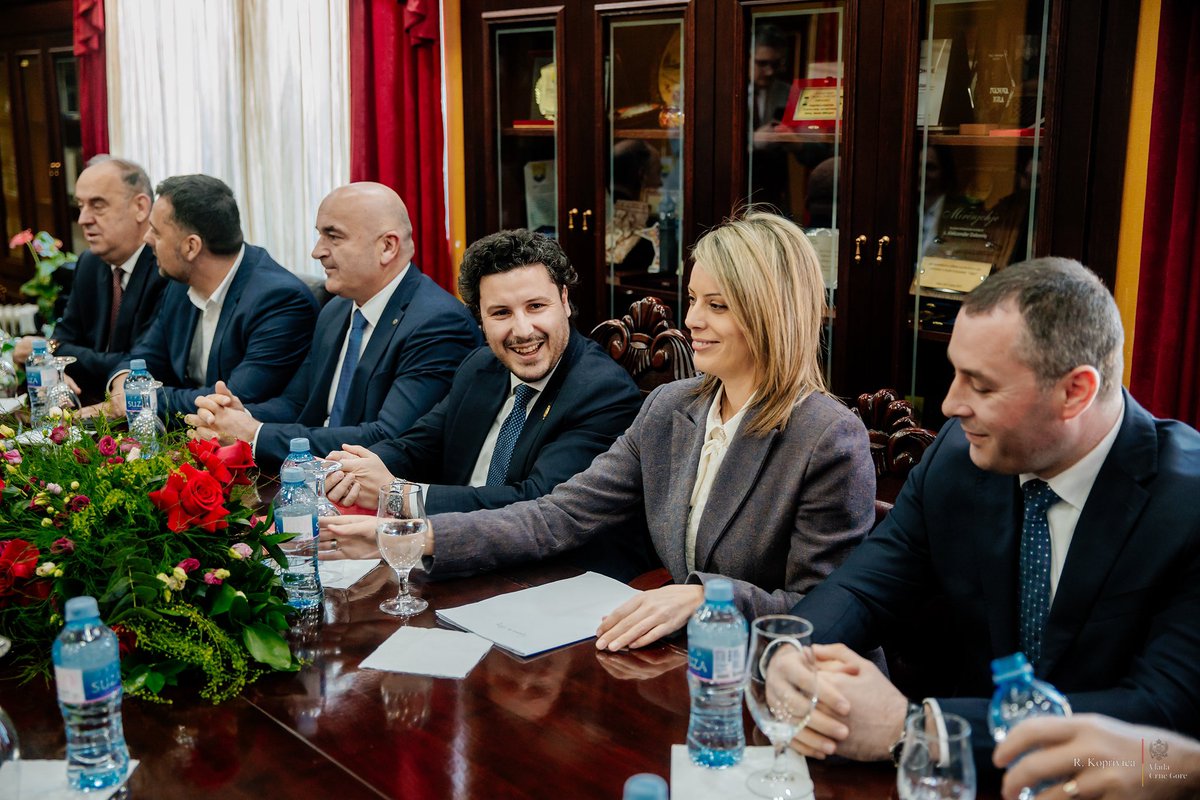 📍Delegacija Vlade, koju predvodi premijer Abazović, danas boravi u #Ulcinj, gdje se prvobitno sastala sa predsjednikom Opštine Bajraktarijem.  

Fokus današnje posjete su razvojni projekti, najjužnije crnogorske opštine.
#CrnaGora na pravom putu!🇲🇪