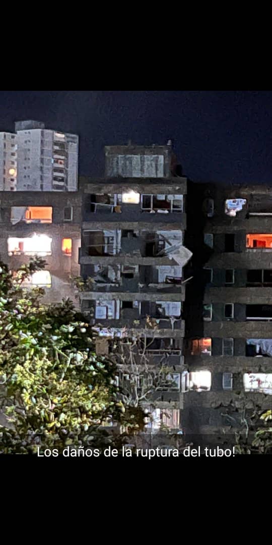 ajcaleca's tweet photo. Desastre en #SanAntonioDeLosAltos. Así quedó este edificio. No, no fue un ataque militar con un misil, fue un militar manejando Hidrocapital. https://t.co/mjt0ahnuBI