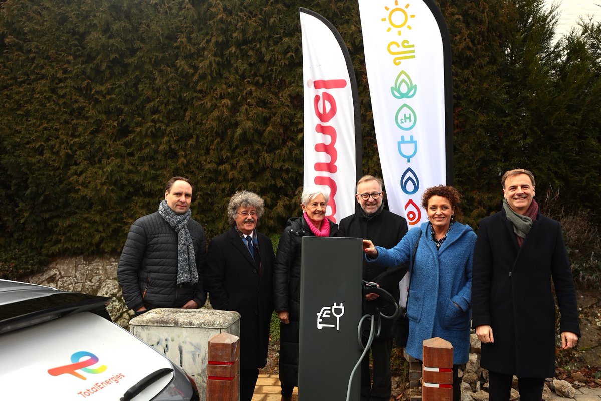 🚗🔌 Eerste #laadpalen van de grote uitrol van publieke laadinfrastructuur in Vlaanderen worden ingehuldigd ! 👉 bit.ly/3HoB8wH