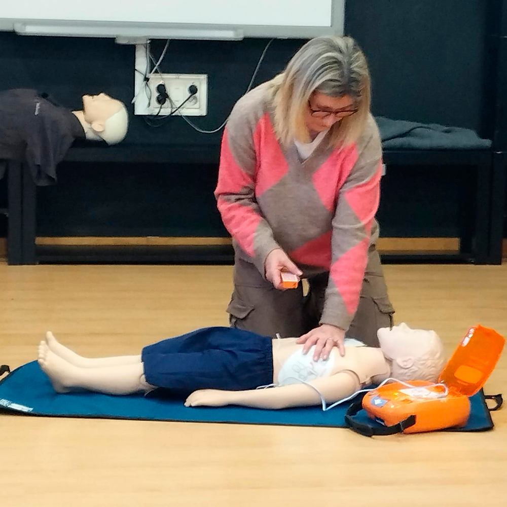CollegiCreaNova's tweet photo. Una interessantíssima formació en primers auxilis, pràctiques de reanimació cardiopulmonar (RCP) i ús del desfibrilador extern automàtic (DEA) per al professorat de CreaNova i el personal no docent del centre. 

https://t.co/qsRy93QDOz https://t.co/5P5zFFmpsp