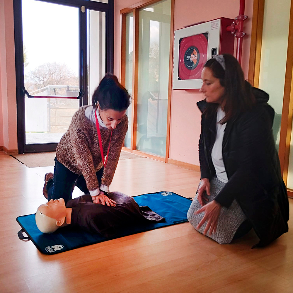 CollegiCreaNova's tweet photo. Una interessantíssima formació en primers auxilis, pràctiques de reanimació cardiopulmonar (RCP) i ús del desfibrilador extern automàtic (DEA) per al professorat de CreaNova i el personal no docent del centre. 

https://t.co/qsRy93QDOz https://t.co/5P5zFFmpsp