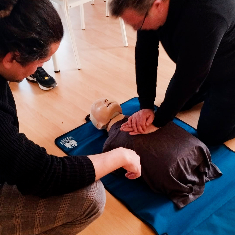 CollegiCreaNova's tweet photo. Una interessantíssima formació en primers auxilis, pràctiques de reanimació cardiopulmonar (RCP) i ús del desfibrilador extern automàtic (DEA) per al professorat de CreaNova i el personal no docent del centre. 

https://t.co/qsRy93QDOz https://t.co/5P5zFFmpsp