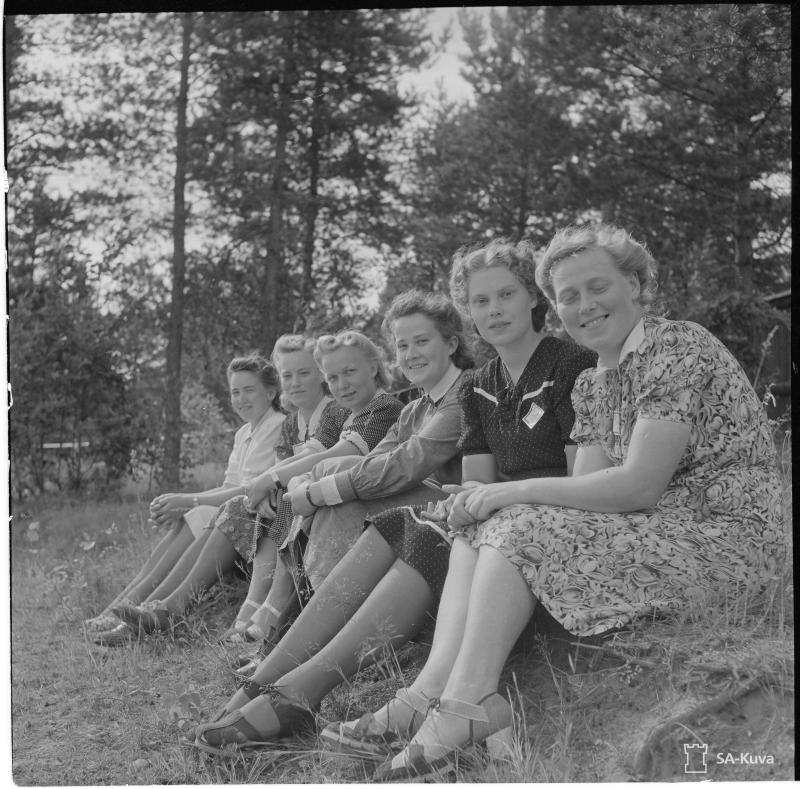 helsinkikuvissa's tweet photo. Luutnantti Pekka Kyytinen: Itäkannakselaisia terveyssisaria neuvonpidossa (24.6.1943, SA-kuva, #helsinki) https://t.co/FXzsQ28P36