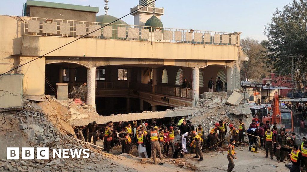 VCNnews's tweet photo. Pakistan mosque blast: Chaotic scenes as at least 32 killed: At least 87 people are killed in an explosion at a mosque in the Pakistani city of Peshawar. https://t.co/4gwfd8RfcT https://t.co/yId7BIdb9H