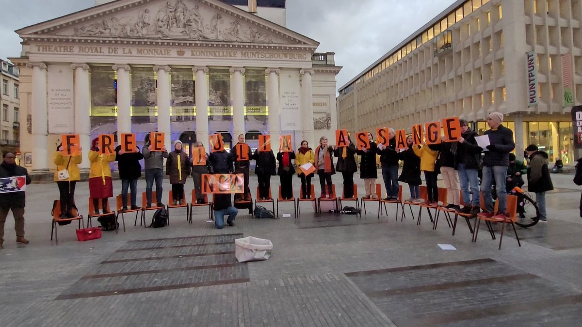 200th Monday gathering of Comité Free.Assange.Belgium in Brussels in support to Julian Assange #FreeAssangeNOW #DropTheCharges #Journalismisnotacrime
#Righttoinformation @DEAcampaign @Stella_Assange