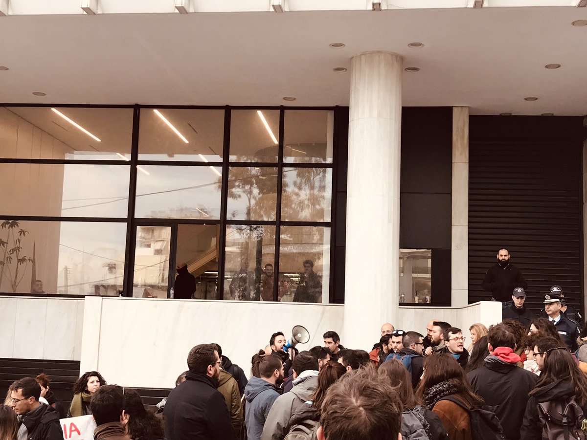 Όπως καταγγέλλουν οι συγκεντρωμένοι, εκτός από αστυνομία, η εταιρεία έχει φέρει και μια ομάδα μπράβων…