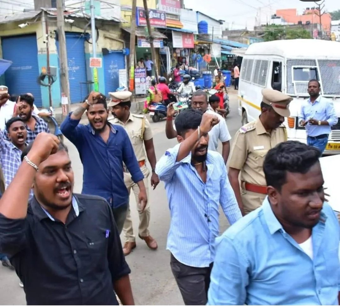 dyfi4madurai's tweet image. குஜராத் கலவரத்தை பற்றிய BBC ஊடகத்தின் ஆவணப்படத்தை திரையிட முயன்ற #DYFI தோழர்களே மதுரை காவல்துறை கைது செய்தது...&quot;மோடியே பதவி விலகு ராஜினாமா செய்&quot; என்று தோழர்கள் கோஷங்களை எழுப்பினர். #BBCDocumentary #ModiDocumentaryRow #modiDocumentary #GujaratRiots2002 #Documentary