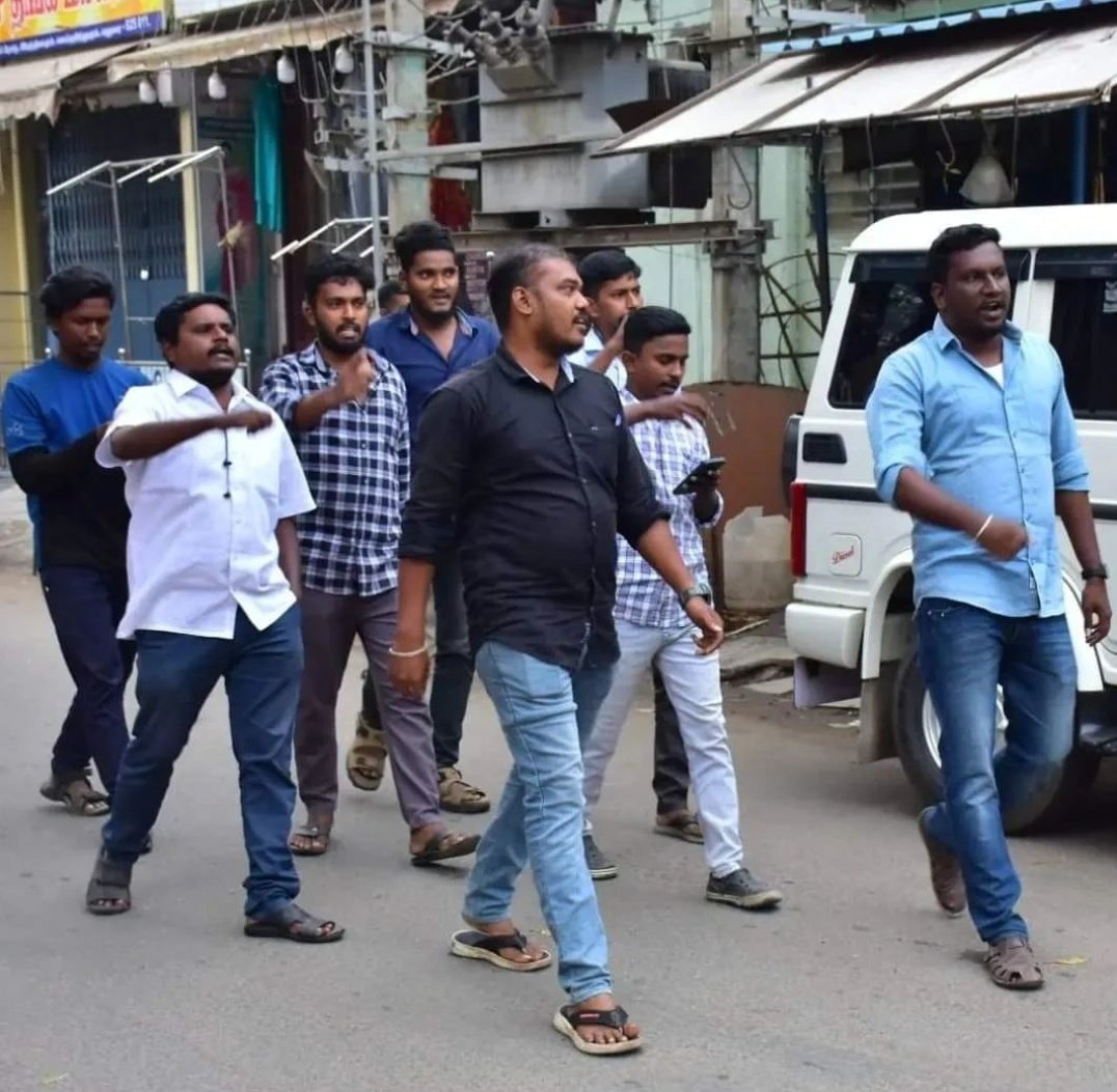 dyfi4madurai's tweet image. குஜராத் கலவரத்தை பற்றிய BBC ஊடகத்தின் ஆவணப்படத்தை திரையிட முயன்ற #DYFI தோழர்களே மதுரை காவல்துறை கைது செய்தது...&quot;மோடியே பதவி விலகு ராஜினாமா செய்&quot; என்று தோழர்கள் கோஷங்களை எழுப்பினர். #BBCDocumentary #ModiDocumentaryRow #modiDocumentary #GujaratRiots2002 #Documentary