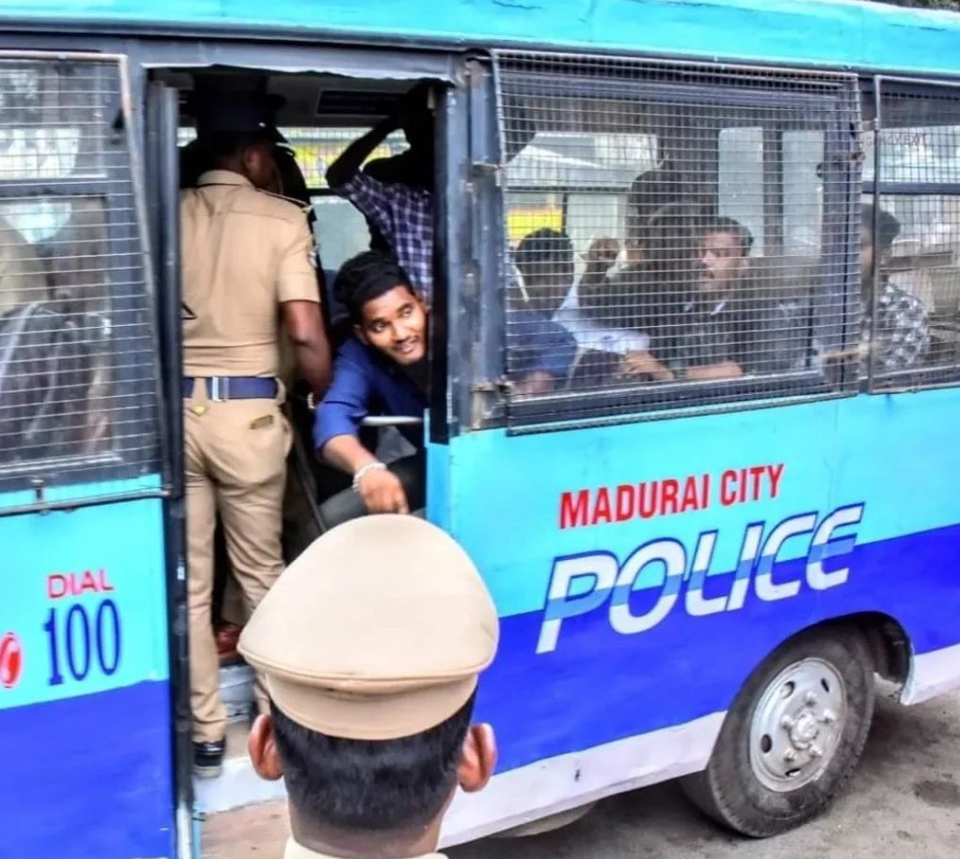 dyfi4madurai's tweet image. குஜராத் கலவரத்தை பற்றிய BBC ஊடகத்தின் ஆவணப்படத்தை திரையிட முயன்ற #DYFI தோழர்களே மதுரை காவல்துறை கைது செய்தது...&quot;மோடியே பதவி விலகு ராஜினாமா செய்&quot; என்று தோழர்கள் கோஷங்களை எழுப்பினர். #BBCDocumentary #ModiDocumentaryRow #modiDocumentary #GujaratRiots2002 #Documentary