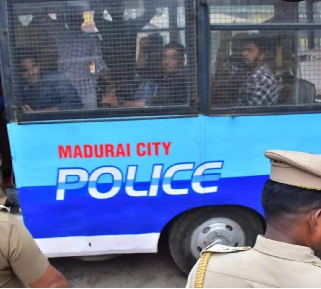 dyfi4madurai's tweet image. குஜராத் கலவரத்தை பற்றிய BBC ஊடகத்தின் ஆவணப்படத்தை திரையிட முயன்ற #DYFI தோழர்களே மதுரை காவல்துறை கைது செய்தது...&quot;மோடியே பதவி விலகு ராஜினாமா செய்&quot; என்று தோழர்கள் கோஷங்களை எழுப்பினர். #BBCDocumentary #ModiDocumentaryRow #modiDocumentary #GujaratRiots2002 #Documentary