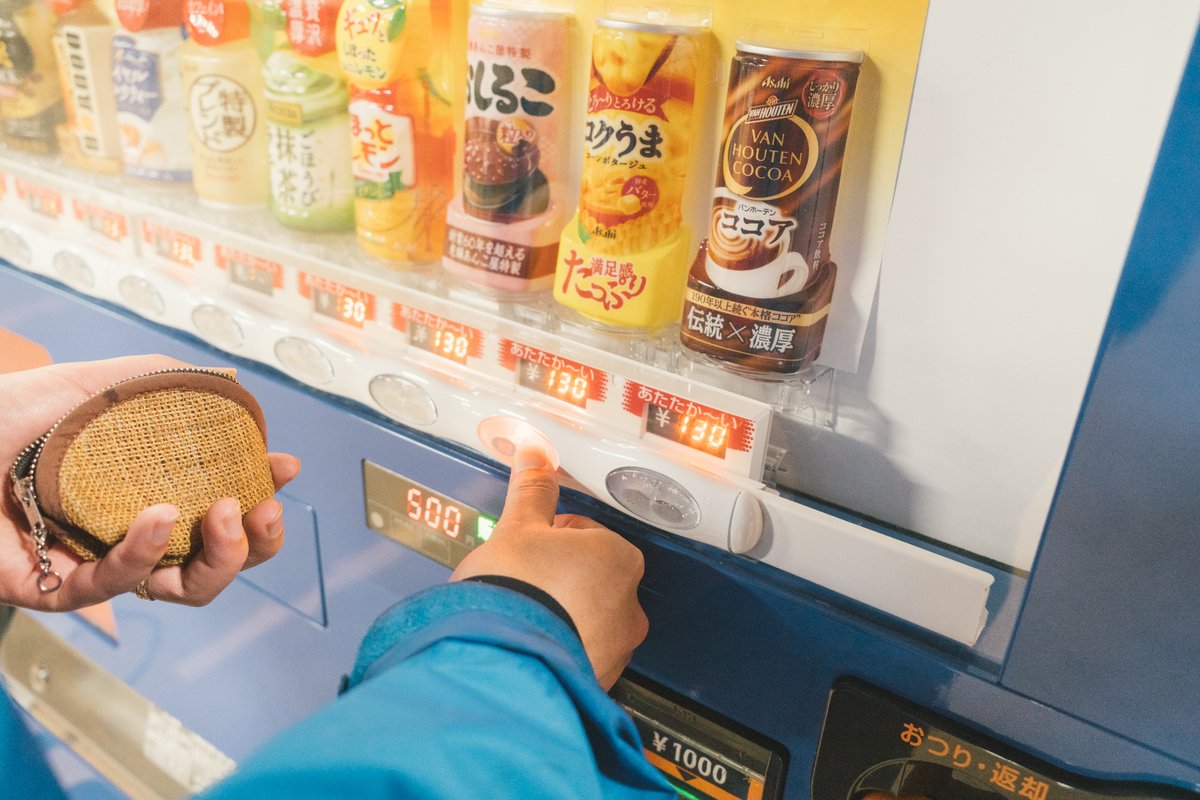 shonaifun's tweet photo. 遠くの山にキラキラ光る、スキー場の明かり。
定時にきっかり仕事を切り上げ、その明かりを目指し鶴岡市内から30分ほど車を走らせて、櫛引地域にある「たらのきだいスキー場」にイン！
ニショイ夫婦のナイタースキー体験。
続きはWebで！ https://t.co/DuR6NtefiY