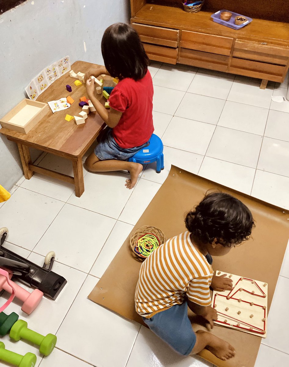 ndahnk's tweet photo. Setaun nerapin montessori buat anak sendiri dan anak tetangga di rumah, kalo main udah mulai teratur, selesai main mereka inisiatif rapiin taruh rak lagi 👌 https://t.co/D0Xu2x3kSp