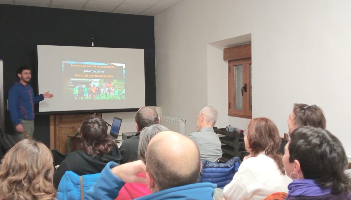 Lleno absoluto el sábado en la Casa Concejil de #Barindano y gran interés entre las gentes de las #Ameskoas por poner en marcha un proyecto de información dinamizada colaborativa y conocer el modelo de <a href="/MendialdeaRadio/">Mendialdea Radio</a>.

Mila esker gonbidapena eta harreragatik!