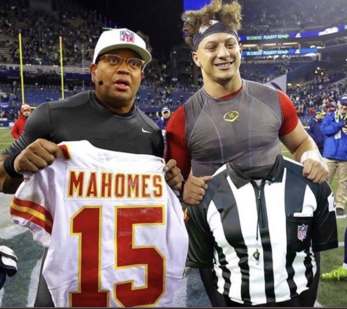 DeeKina's tweet photo. Clearly this guy has a favorite team #RonTorbert #NFLRigged #FireHimAlready @NFL https://t.co/IrAjt9yXzH