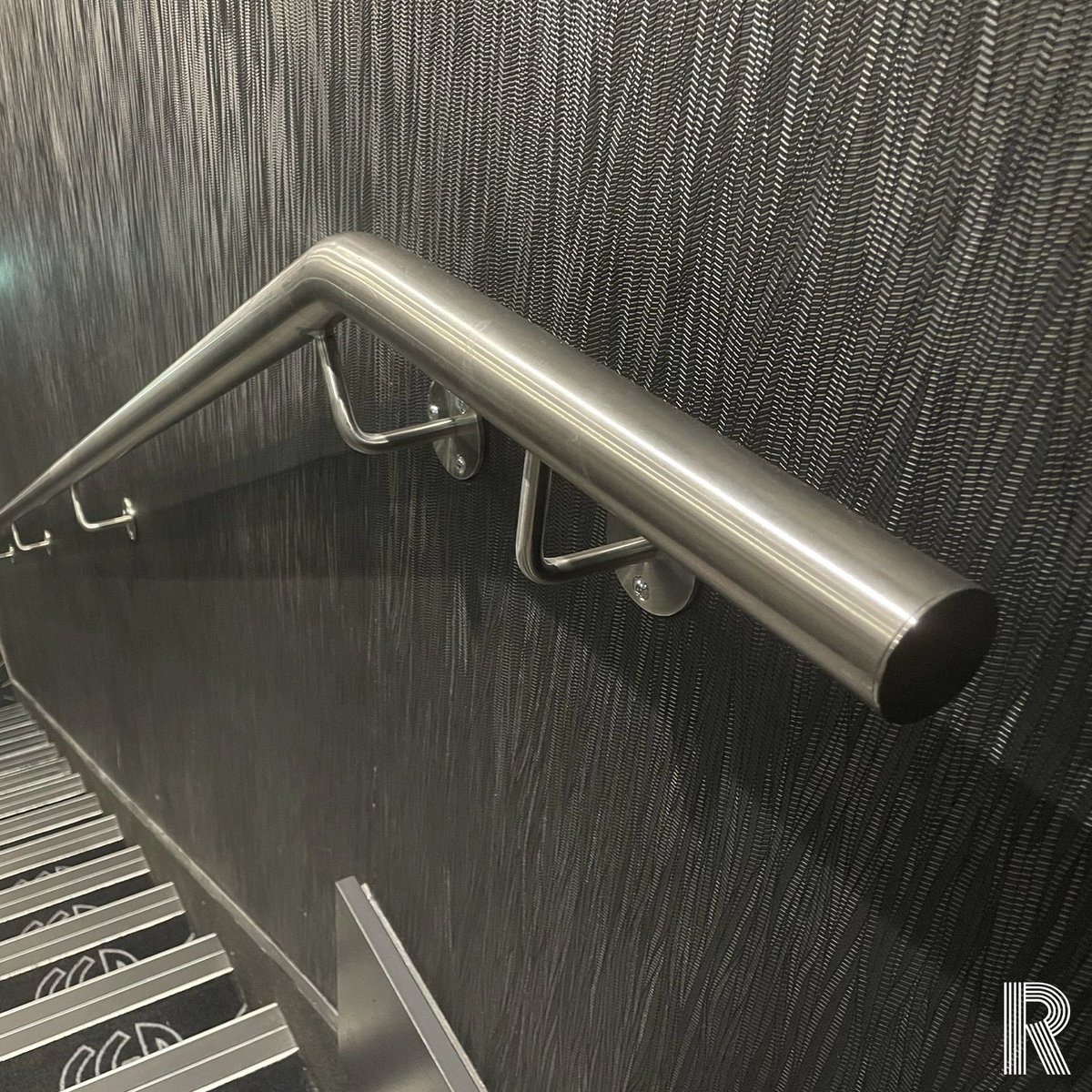 Rambault86110's tweet photo. 🎬 Les cinémas aussi ont le droit de faire peau neuve. 

On ne sait pas vous, mais on trouve que la rampe de l’escalier et le garde corps en inox se marient à merveille avec le tapis du cinéma. 

D'ailleurs on vous laisse, les popcorns nous attendent 🍿 https://t.co/C2ugH6Mmwy
