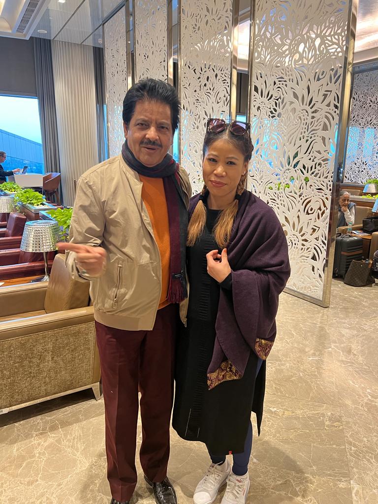 iosindiaoff's tweet photo. When two legends meet it leads to an ICONIC moment! 🥊🤝🎤
Magnificent @MangteC with Shri @RealUditNarayan 
.
#marykom #TeamIOS #TeamIOSSports #IOStalent #IOSmanagement #AthleteManagement #TalentManagement #SportsMarketing #boxing #legend #goat #uditnarayan #music #musician https://t.co/3v1GTc5oIm