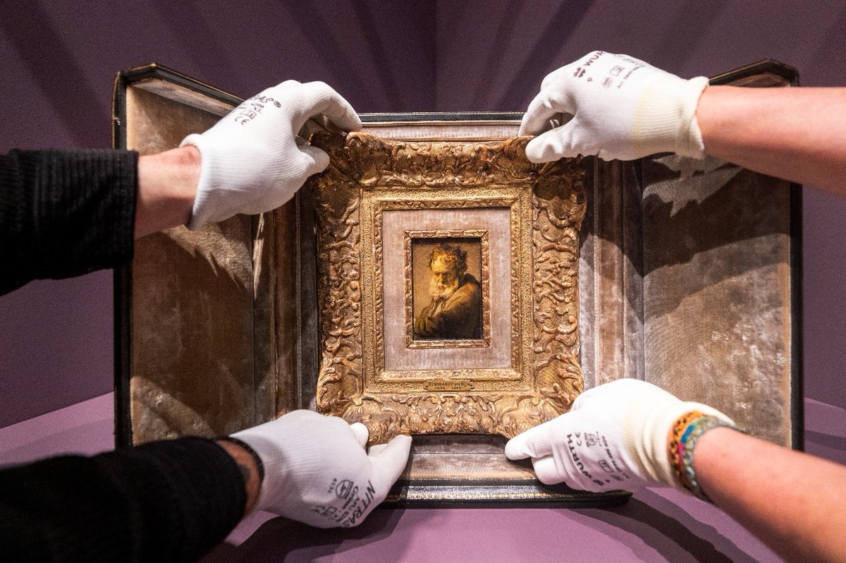 WaltervanTeeffe's tweet photo. Rembrandts kleinste schilderij uitgepakt in de Hermitage Amsterdam https://t.co/JukqwCd6Af #rembrandt #rembrandtvanrijn @VRembrandt #hermitage #hermitageamsterdam @AmsterdamKunst @Leiden_Collectn #leidencollection @MuseeLouvre @LouvreAbuDhabi @rijksmuseum @ifthenisnow https://t.co/4RStjMgBbp
