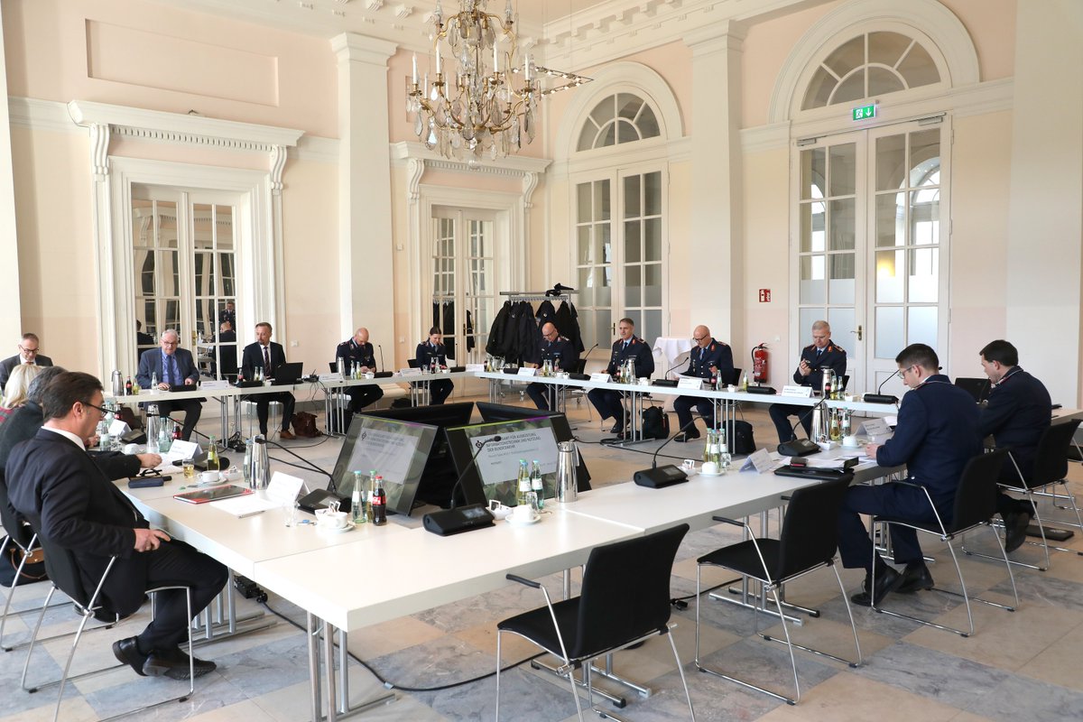 Der regelmäßige Austausch mit dem #Inspekteur des <a href="/Team_Luftwaffe/">Team Luftwaffe</a> wird fortgesetzt; bei der aktuellen Begegnung standen die Projekte der Luftverteidigung im Nah- und Nächstbereichsschutz im Fokus. Wichtige Assets für die Landes- und Bündnisverteidigung.
<a href="/bundeswehrInfo/">Bundeswehr</a>