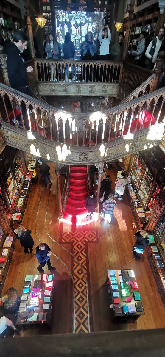 Carocantor's tweet photo. Estuve en la librería más linda mundo.
#libreriaLello
#oporto https://t.co/eCdl75csov