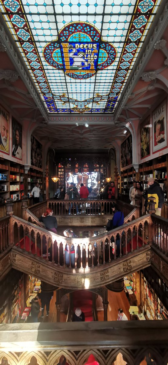 Carocantor's tweet photo. Estuve en la librería más linda mundo.
#libreriaLello
#oporto https://t.co/eCdl75csov