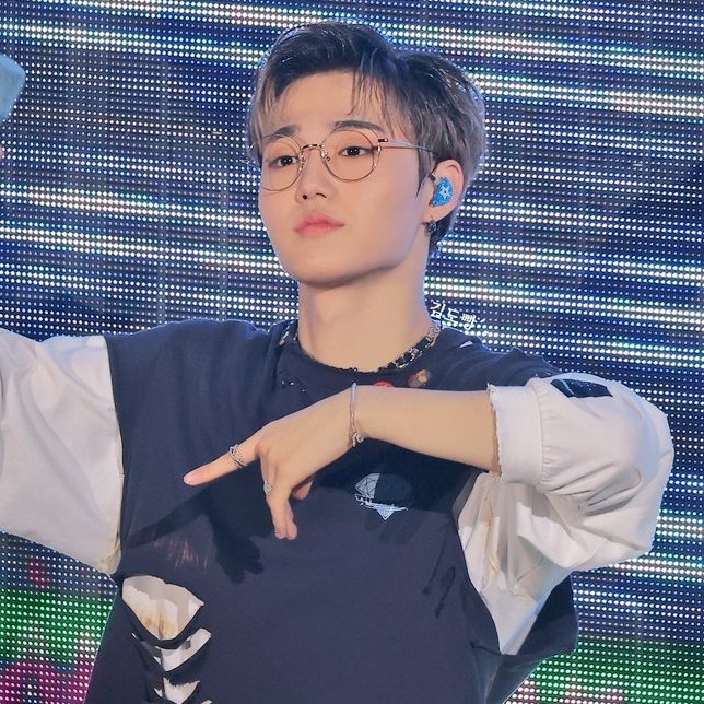 scooby_doobby's tweet photo. Doyoung exposed forehead + in specs = 💳💥💳💥💳💥💳💥 https://t.co/6LcycKKWSn