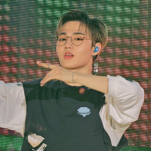 scooby_doobby's tweet photo. Doyoung exposed forehead + in specs = 💳💥💳💥💳💥💳💥 https://t.co/6LcycKKWSn