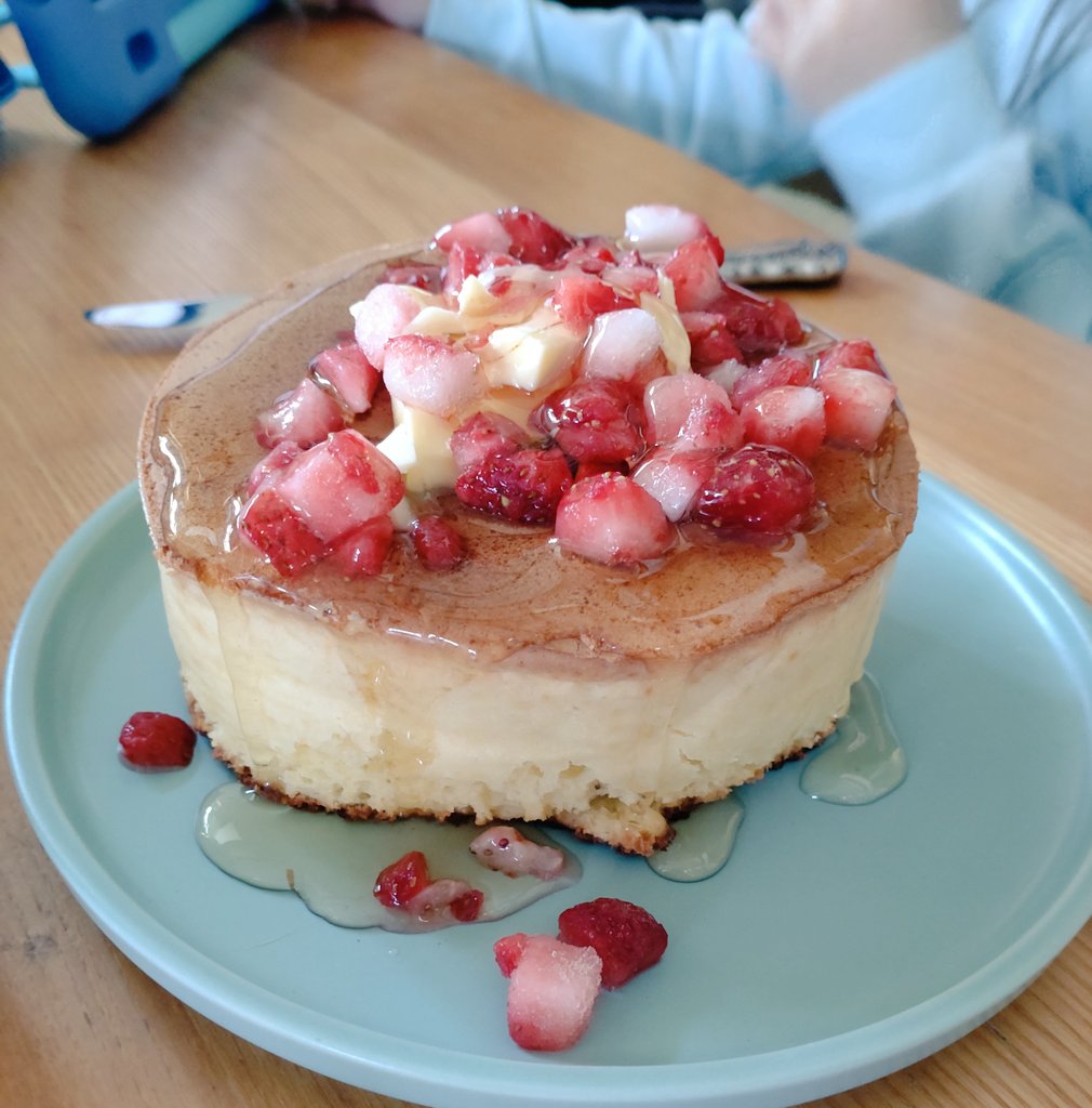 ㍉さんの「パンケーキたべたい！」
から作った分厚いパンケーキ🥞
焼くのに３０分かかったよ((((；ﾟДﾟ))))

冷凍イチゴを散らしてハチミツたっぷり召し上がれ〰🍯
#Twitter家庭料理部 #Twitter製菓部