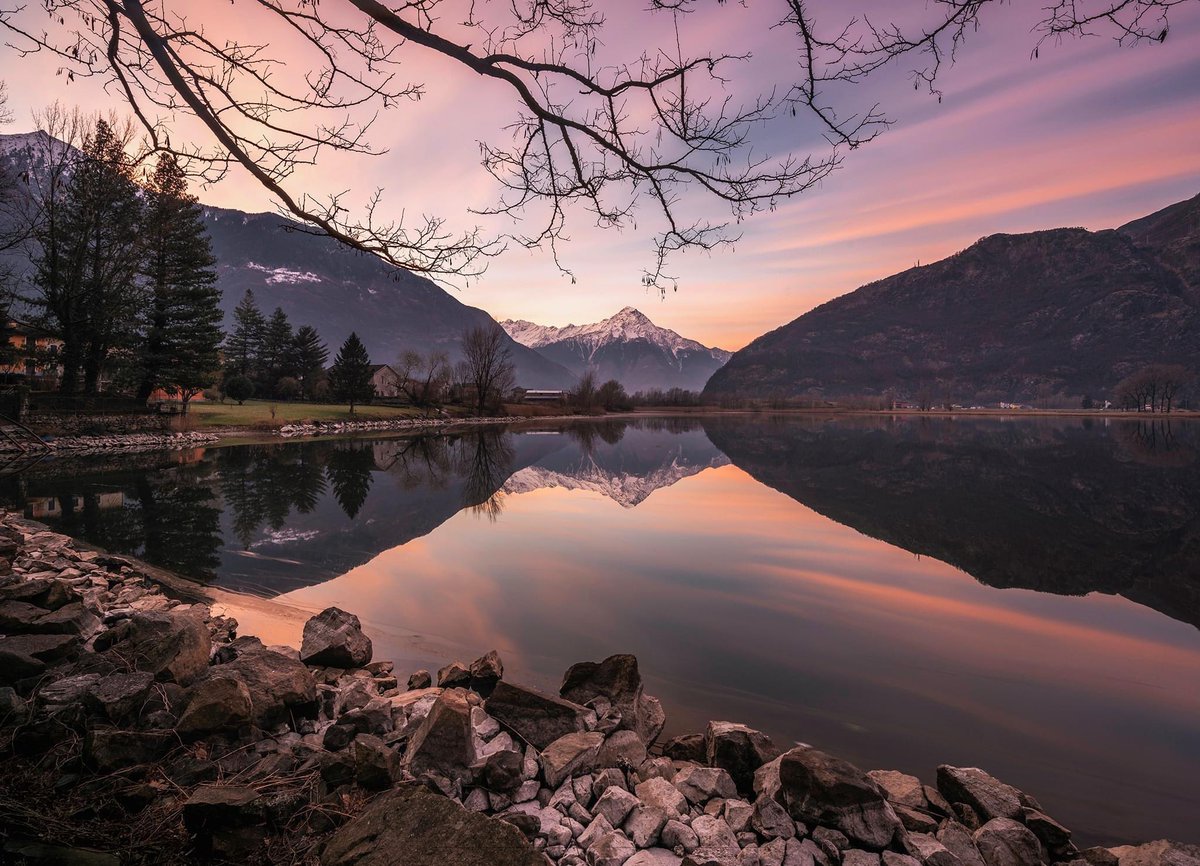 MassimoSertori_'s tweet image. 🌄 Alba in #Valchiavenna, e sullo sfondo il #Legnone imbiancato. 
Le parole non servono davanti a questi paesaggi spettacolari. #Buonagiornata a tutti!

#montagnadaamare

[📸 di Giovanni Libera]