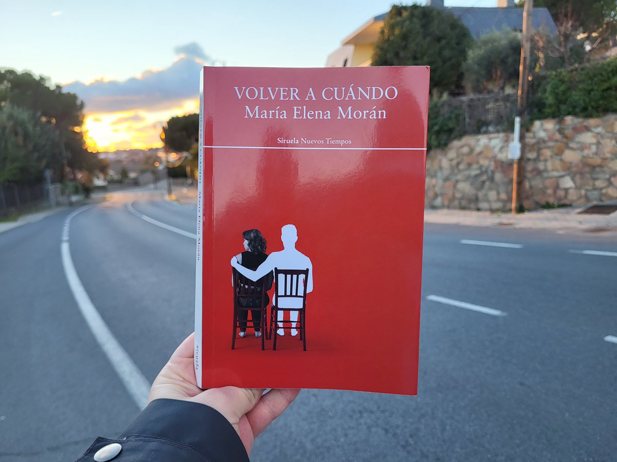 Entrevista a María Elena Morán, autora de 'Volver a cuándo' <a href="/edicionesiruela/">Siruela</a>, Premio de Novela Café Gijón: “Hay mucho romanticismo en eso de decir que los personajes tienen vida propia” 👉🏼bit.ly/3wKouTU

#LasLibreríasRecomiendan #LibrosRecomendados <a href="/todostuslibros_/">Todostuslibros</a>