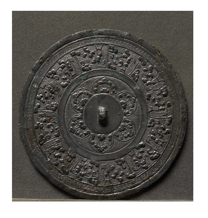MuseumShanxi's tweet photo. 晋式青铜器的艺术理念、工艺设计和铸造技术揭开了当时艺术变革风气的先河，它以中原风格为基础又吸收了北方草原文化，在浑厚肃穆中增添了灵巧秀丽，形成了独特的艺术面貌，在列国的青铜文化中自成体系，是中国青铜艺术中璀璨的明珠。
#中国 #青铜镜 #文化 #历史 https://t.co/su3EeqYAN3