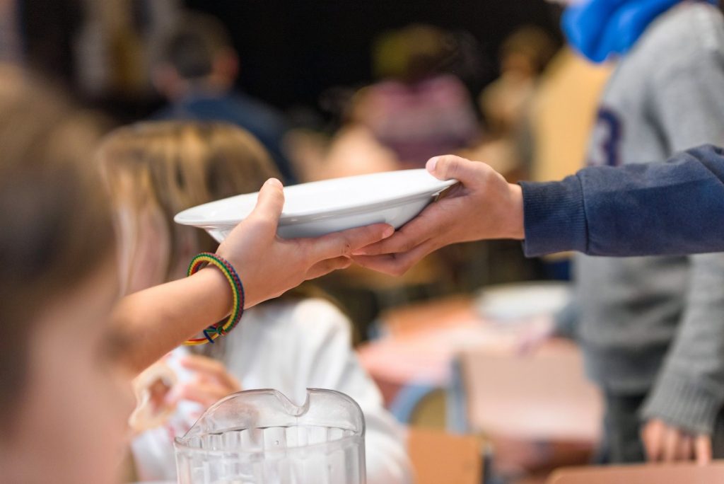 CatalunyaPlural's tweet photo. 📰 #REPORTAJE | Las becas de comedor escolares se pagan con retrasos de hasta un año

@Acellec reclama a @educaciocat que realice los cambios necesarios para poner fin a estas situaciones

✍ @anabasantad

https://t.co/sbKAWdYTPp https://t.co/OoUCFeFiko