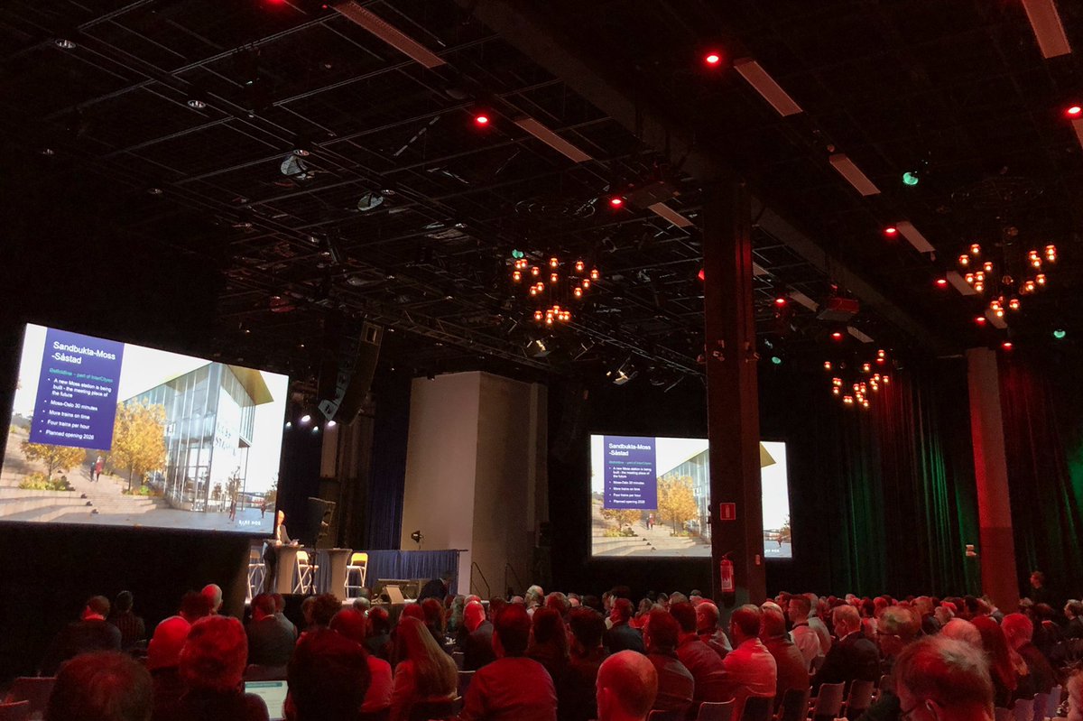 Jon Brede Dukan (behind the screen) from <a href="/BaneNORSF/">Bane NOR</a> opening #infrabimopen 2023 conference with #visualization done by <a href="/ramboll/">Ramboll</a>