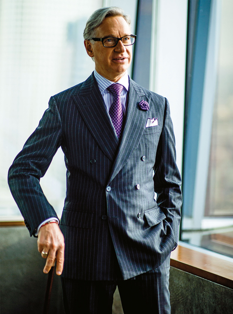 これがポール・フェイグの仕事着だというのが最高だ。ハイビジョン機器やクレーン、拡声器、さまざまな装置に囲まれた撮影現場に、彼はいつもスーツ姿で現れるが、決してお高くとまっているわけではない。ポールのキャリアを知れば知るほど、その実績に圧倒されるだろう。therakejapan.com/issue_contents…