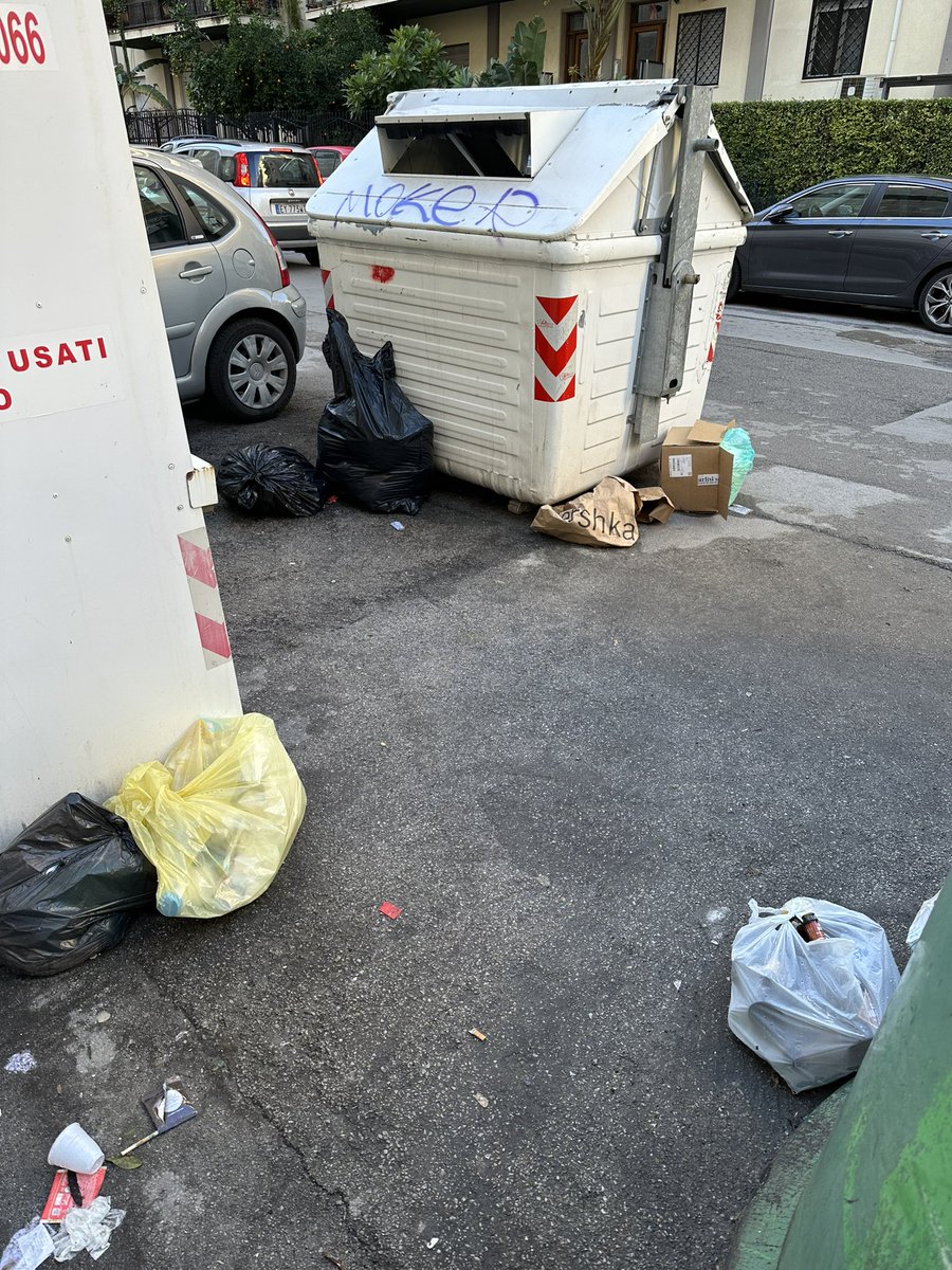 Buongiorno <a href="/RapPalermo/">Rap Palermo S.p.A.</a>, vi segnalo solito cumulo di rifiuti nella postazione RD sita in via Telesino, 81