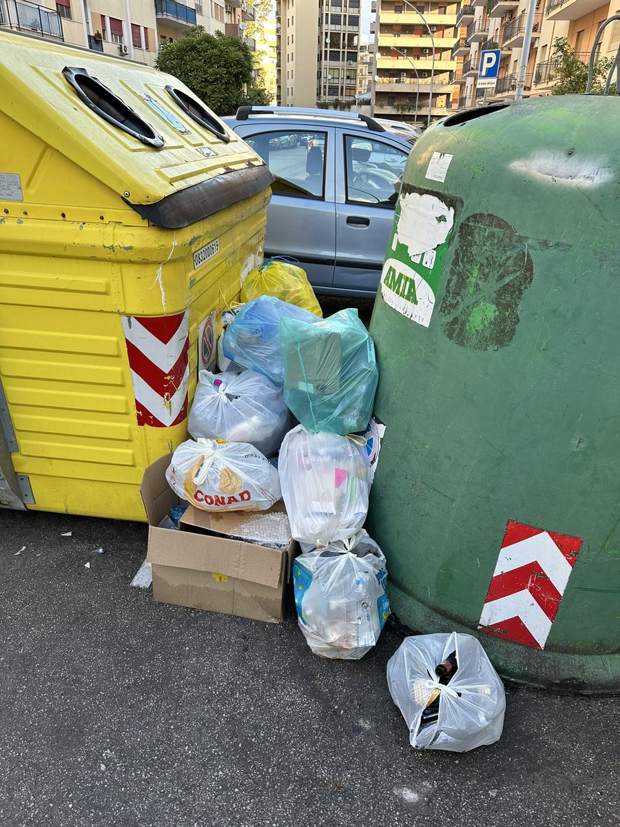 alesbond's tweet photo. Buongiorno @RapPalermo, vi segnalo solito cumulo di rifiuti nella postazione RD sita in via Telesino, 81 https://t.co/KOdgwJtyht