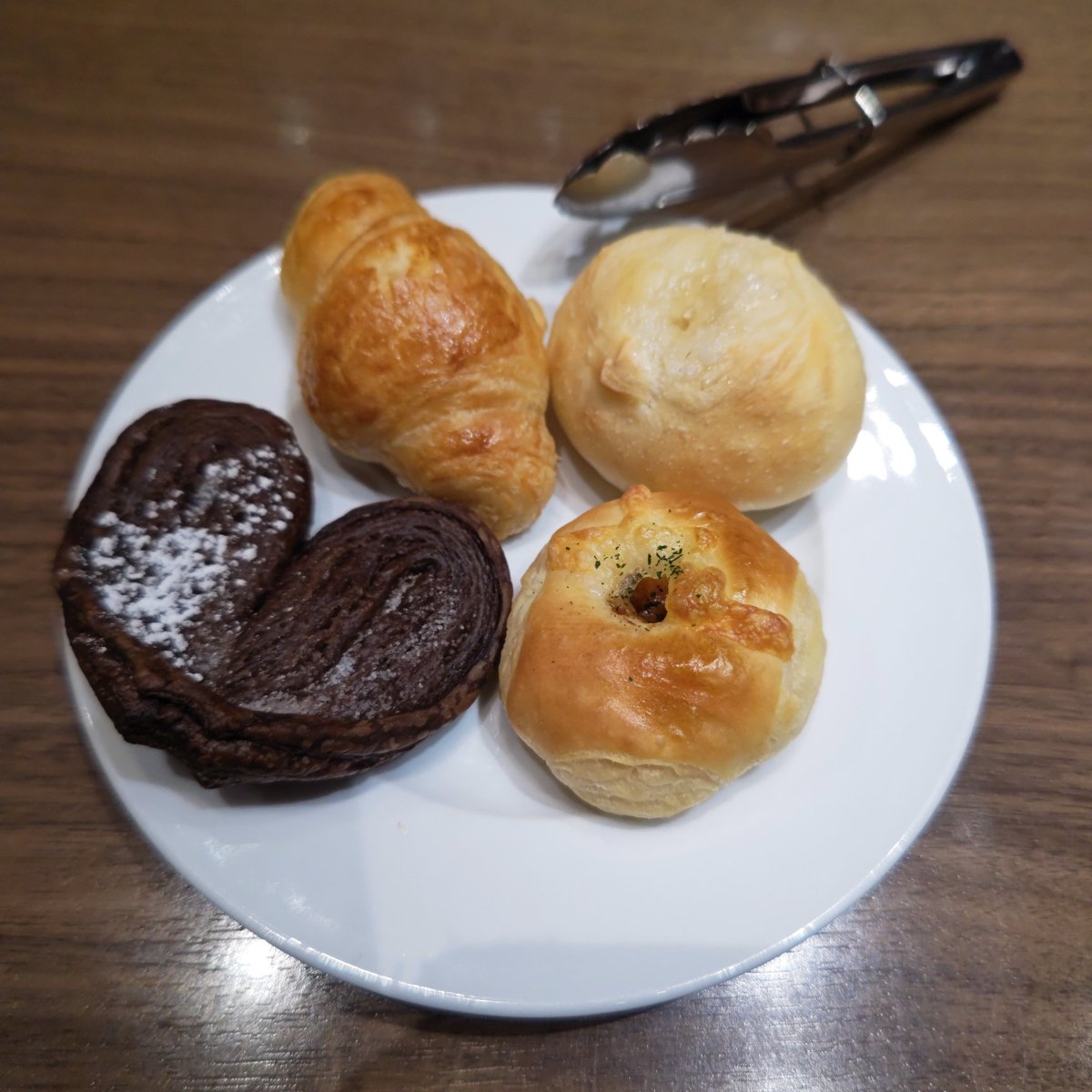 パン食べ放題のお店に来てます。
これも食べ放題！
いや、咥え放題？
な〜んて想像でエロいことを考えてしまうくらいにムラムラしてる〜😚