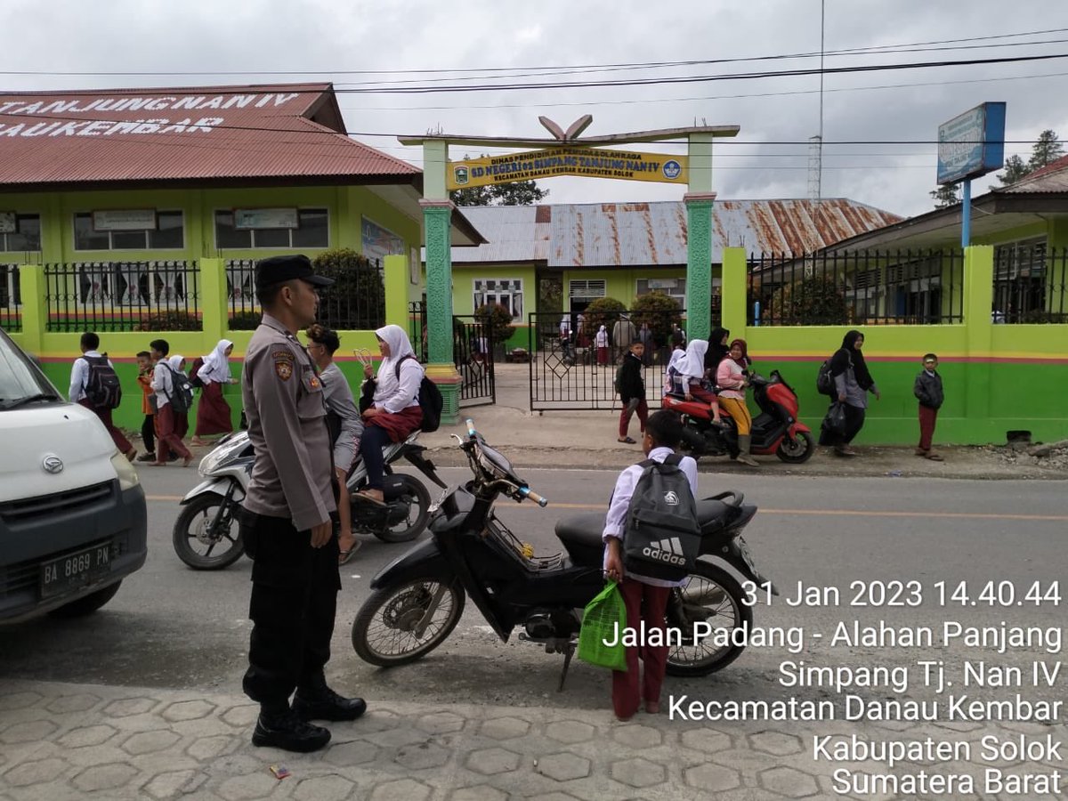 EkaA96252000's tweet photo. Personil Polsek Danau Kembar patroli ke Sekolah - Dasar / SD dan memastikan anak sekolah dijemput orang tuanya. https://t.co/WZPKBK3PqV