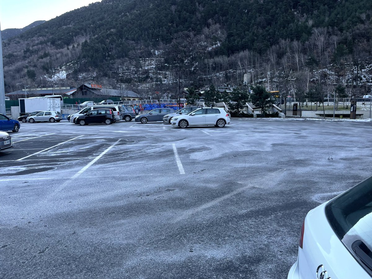 Cada 2x3 igual, parquing del costat de l'escola Andorrana buit, però no deixen entrar els cotxes, i caos de trànsit al voltant de l'escola. Ho arreglarem <a href="/AndorraCapital/">Andorra la Vella</a>?