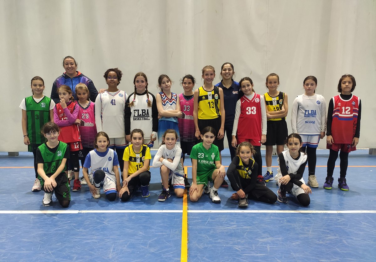 fbcv_es's tweet photo. Mostrando todo su talento mientras disfrutan de su deporte favorito. Así hemos podido ver en acción a los más de 300 jugadores y jugadoras que han participado en las Jornadas de Detección Benjamín ➡️ https://t.co/HGBFldinSc https://t.co/rXvtshv3ZA